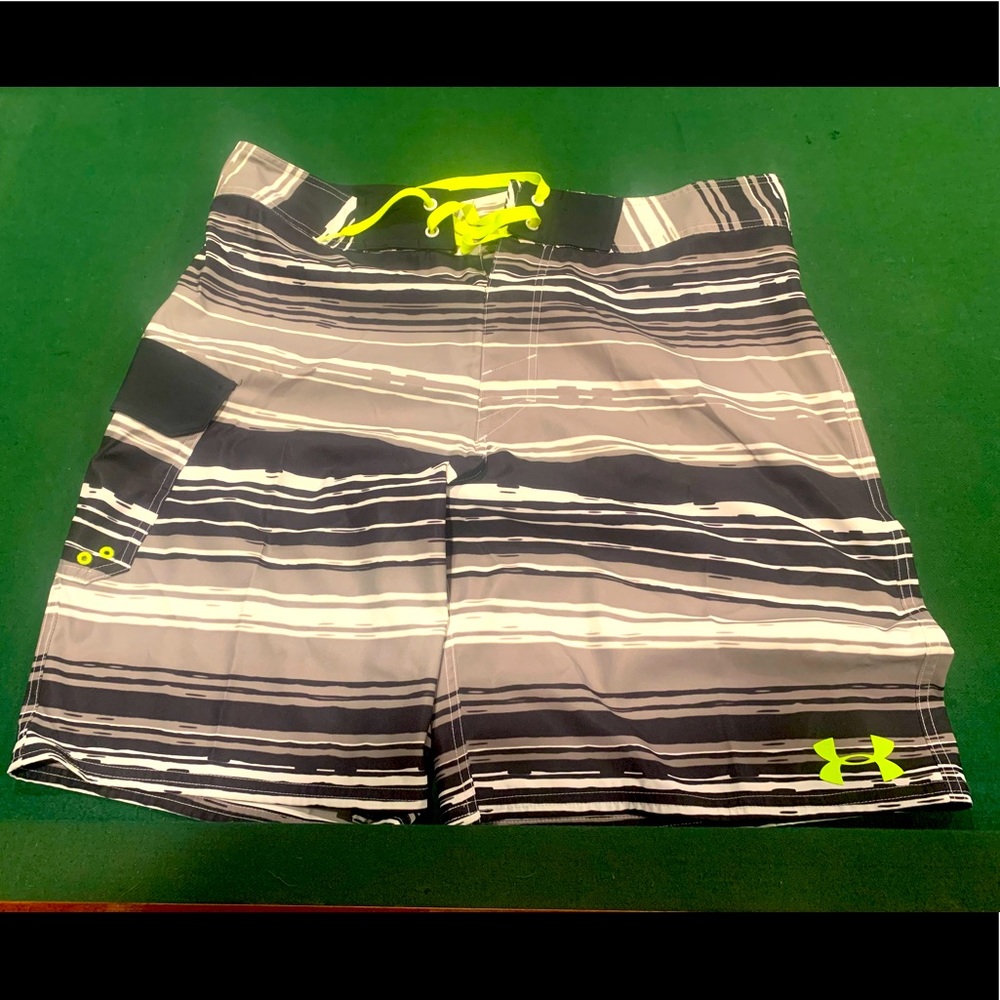 Under Armour loose heat gear board shorts